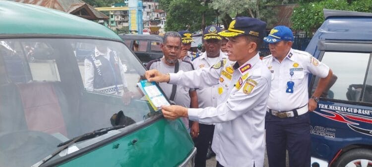 Dishub Kota Jayapura saat melakukan penertiban angkutan umum. - Jubi/Ramah