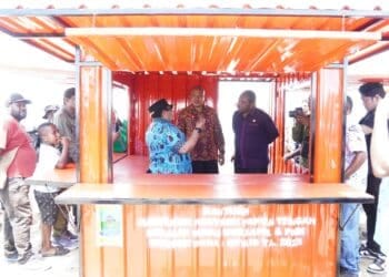 Bantuan kontainer dari Ribka Haluk