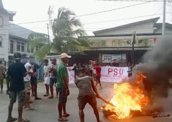 Aksi bakar ban jelang PSU
