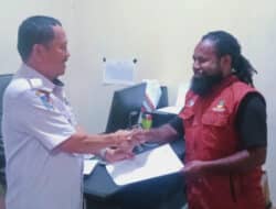 Pendiri Yayasan Uma Yabu Cerdas Wilson Wenda (kanan) menerima surat tanda resmi terdaftar di kantor Kesbanpol, Rabu (21/2/2024). - Jubi/Dok. Wilson Wenda