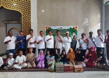 Ketua PMI Kota Jayapura, Rustan Saru saat memberikan bantuan sembako secara simbolis di Pondok Pesantren Al Hidayah Abepura. - Jubi/Ramah
