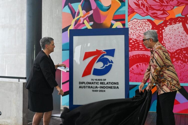 Australia dan Indonesia rayakan 75 tahun Hubungan Diplomatik 1 Duta Besar Australia untuk Indonesia, Penny Williams dan Direktur Jenderal Asia Pasifik dan Afrika Kementerian Luar Negeri Indonesia, Abdul Kadir Jailani, secara resmi meluncurkan kegiatan kampanye perayaan 75 tahun hubungan diplomatik Australia-Indonesia pada 28 Maret di Taman Ismail Marzuki.- Jubi/Kedubes Australia di Jakarta