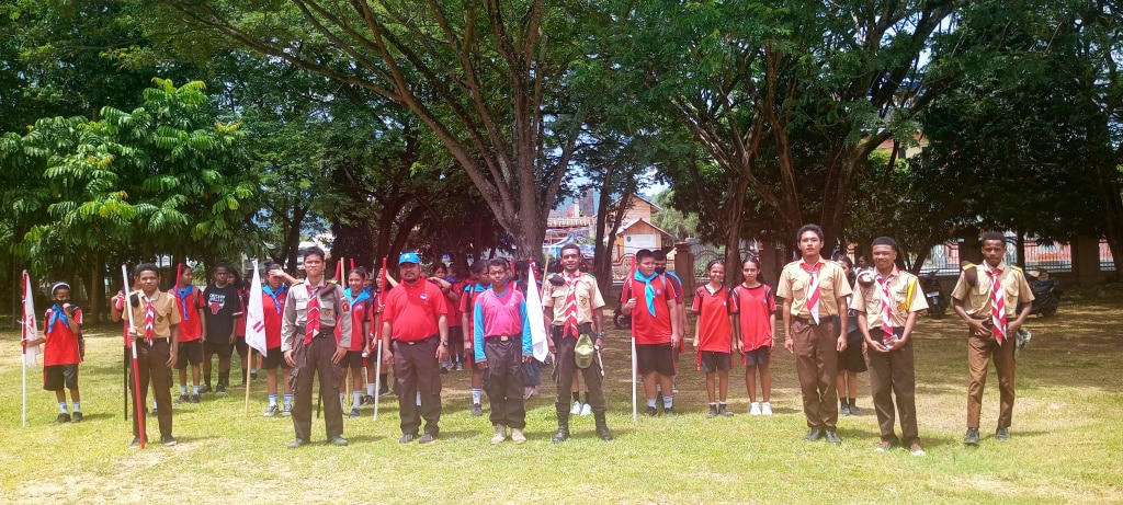 Siswa SMP YPK Diaspora Kotaraja bersama pembina PMR di lapangan kantor Otonom Kotaraja, Kota Jayapura, Papua, pada Sabtu (2/3/2024).- Jubi/CR - 10
