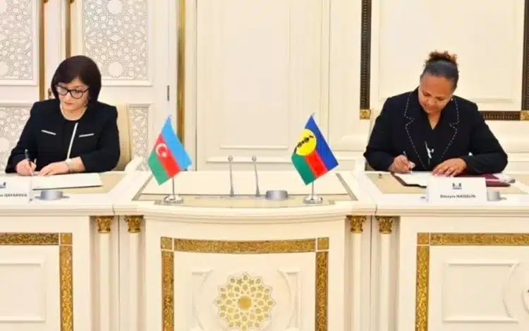 Ketua Majelis Nasional Azerbaijan Sahiba Gafarova (kiri) dan anggota Kongres pro-kemerdekaan Omayra Naisseline menandatangani nota kerja sama di Bakou- Jubi/rnz.com