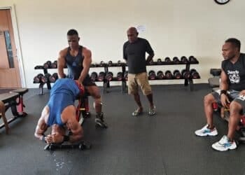 Dua atlet PBFI Papua Pegunungan saat berlatih di tempat Gym wisma atlet Mandala, Kota Jayapura, Kamis (18/4/2024).-Jubi/Islami.
