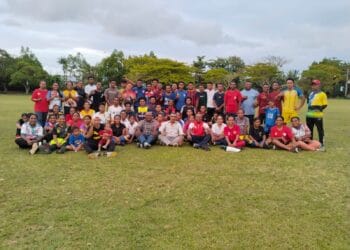 Tim Hoki Papua bersama Sekretaris Umum KONI Papua, George Weyasu (tengah) / Dok FHI Papua
