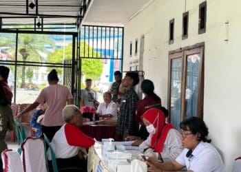 Masyarakat Kota Jayapura saat melakukan pemeriksaan kesehatan di Posyandu Prima Kencana Waripoi. - Jubi/Ramah