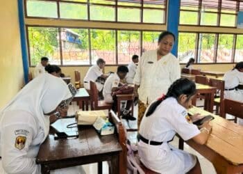Kepala SMP Negeri 2 Jayapura, Dorthea Carolien Enok saat mengawasi pelaksanaan try out. - Jubi/Ramah
