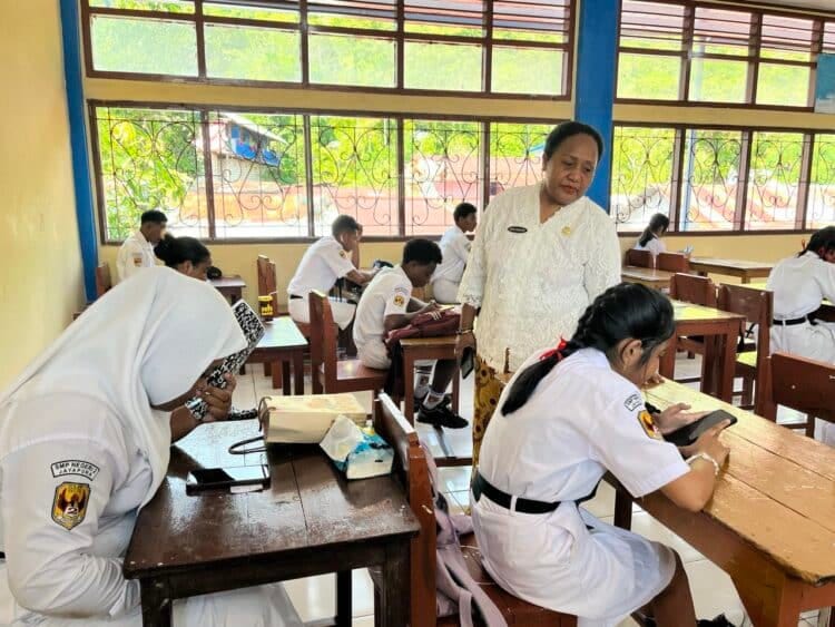 Maknai Hari Kartini, guru mengawas try out menggunakan kebaya dan batik 1 Kepala SMP Negeri 2 Jayapura, Dorthea Carolien Enok saat mengawasi pelaksanaan try out. - Jubi/Ramah