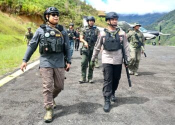Kepala Operasi Damai Cartenz Kombes Faizal Ramadhani bersama personel Satgas Damai Cartenz.- Jubi/Alexander Loen