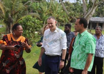 Menteri Perubahan Iklim Vanuatu, Ralph Regenvanu dan Menteri Perubahan Iklim Selandia Baru, Simon Watts,serta Penjabat Sekretaris Jenderal (SG) Dewan Pemerintah Provinsi (SPGC) SHEFA, Leah John Kaltoi (kiri) saat mengunjungi Kampung Pango di dekat ibukota Vanuatu, Port Villa- Jubi/vanuatudailynwes.vu