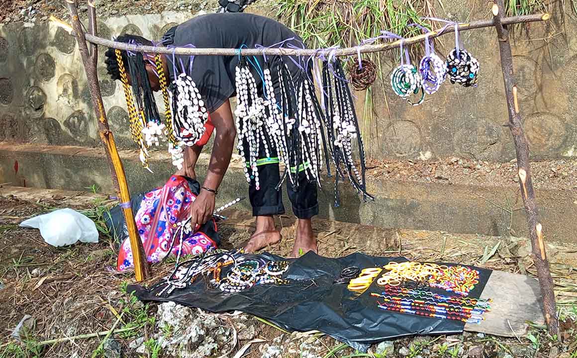 Ingin tetap berwirausaha, Petrus Wenda berhasil biayai kuliah dari jualan aksesori khas Papua 2 aksesori