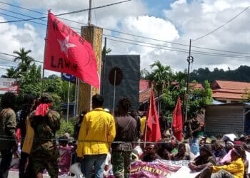 Aksi Front Rakyat Papua di putaran Fanindi saat di hadang Kendaraan taktis polisi- Jubi/Adlu Raharusun