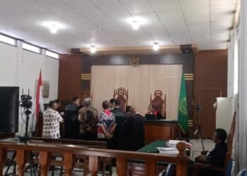JPU menunjukan bukti dokumen kepada Majelis Hakim yang juga dilihat oleh Saksi dan tiga terdakwa -Jubi-Adlu/Adlu Raharusun 