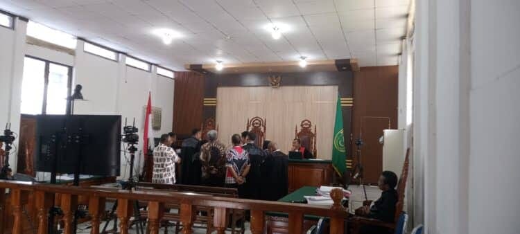 Sekwan Sorong beberkan kronologi bagi-bagi uang 'terima kasih' kepada para anggota dewan 1 JPU menunjukan bukti dokumen kepada Majelis Hakim yang juga dilihat oleh Saksi dan tiga terdakwa -Jubi-Adlu/Adlu Raharusun