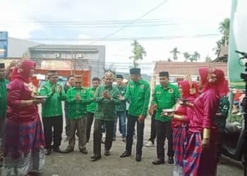 Bakal Calon Gubernur Papua Barat Dominggus Mandacan saat disambut Ketua dan pengurus DPW PPP Papua Barat Senin (6/5/2024)-Jubi-Adlu Raharusun 