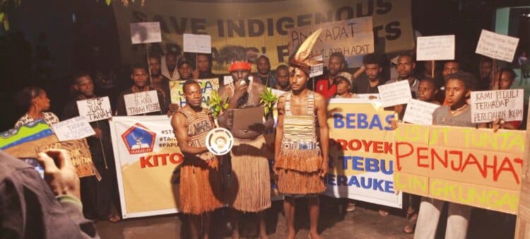 Sejumlah mahasiswa membacakan pernyataan sikap depan Halaman Asrama Maro Putra, Pandang Bulan, Heram Kota Jayapura Papua pada Kamis (23/5/2024).-Jubi/CR-10