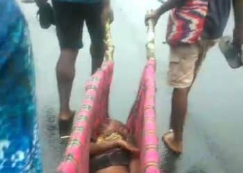 warga melakukan evakuasi korban seorang anak yang tertimbun tanah-Jubi/Tangkapan layar video 
