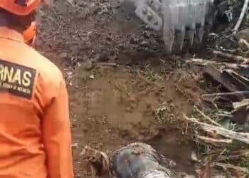 Satu Korban tertimbun longsor ditemukan setelah melalui penggalian dengan eksavator oleh Tim Gabungan Basarnas dan TNI Polri -Jubi/Dokumentasi Basarnas