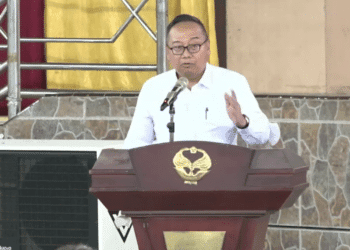 Ketua tim penulis buku Mengurai Benang Kusut Keadilan Perkara Barnabas Suebu, ketika memberikan pernyataannya pada kegiatan Bedah Buku, di Auditorium Uncen, Selasa (14/5/2024)