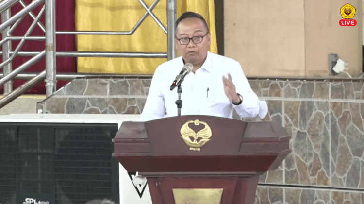 Ketua tim penulis buku Mengurai Benang Kusut Keadilan Perkara Barnabas Suebu, ketika memberikan pernyataannya pada kegiatan Bedah Buku, di Auditorium Uncen, Selasa (14/5/2024)