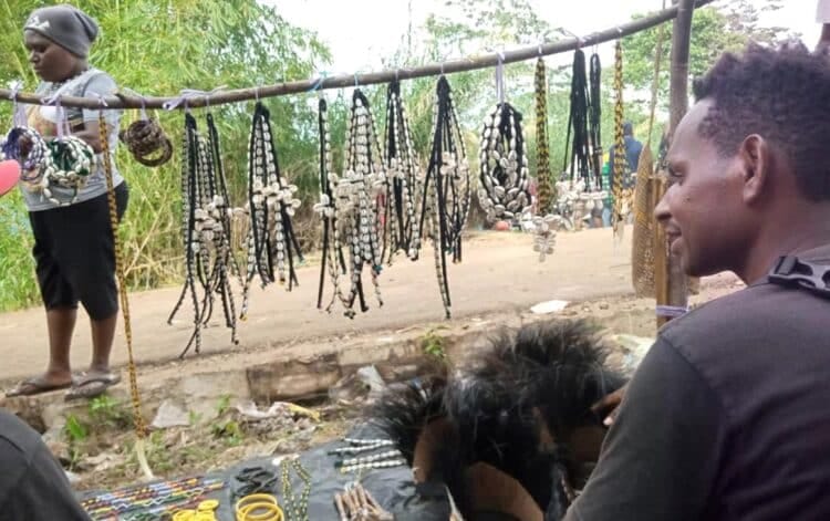 Ingin tetap berwirausaha, Petrus Wenda berhasil biayai kuliah dari jualan aksesori khas Papua 1 aksesori
