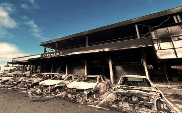 Kendaraan yang terbakar di dealer Renault di distrik Magenta, Nouméa – Jubi/rnz.com /Foto: La 1ère