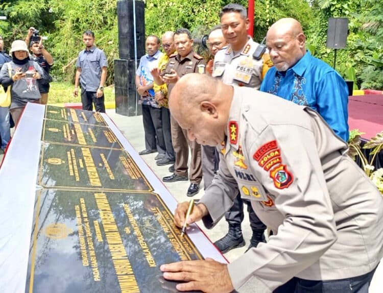 Kepala Kepolisian Daerah Papua Irjen Mathius D. Fakhiri saat menandatangani prasasti gedung baru Polsek Muara Tami, Polsek Heram, Rumah Susun dan Mess Bujang Sanika Satyawada di Kota Jayapura.- Jubi/Alexander Loen