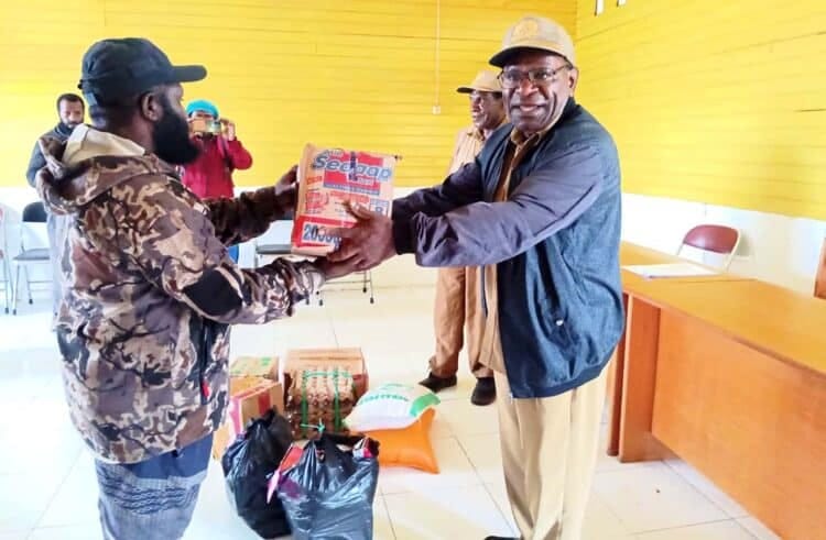Pemkab Deiyai salurkan bantuan barang dagangan kepada koperasi di empat distrik 1 Deiyai