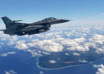 Guam secara strategis penting bagi Amerika Serikat, karena memiliki pangkalan Angkatan Udara dan Angkatan Laut. Di sini, F-16 AS terbang di sepanjang garis pantai pulau itu. – Jubi/rnz.com/ Foto: Angkatan Udara Guam