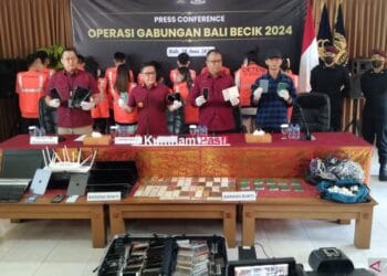 Direktur Pengawasan dan Penindakan Keimigrasian Direktorat Jenderal Imigrasi Saffar Muhammad Godam (depan kedua kiri) menunjukkan barang bukti kasus penipuan daring dan penyalahgunaan izin tinggal 103 warga Taiwan dalam konferensi pers di Rumah Detensi Imigrasi Denpasar, Kabupaten Badung, Bali, Jumat (28/6/2024) (ANTARA/Dewa Ketut Sudiarta Wiguna