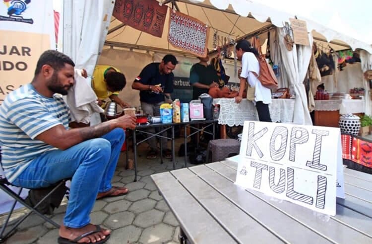 Kopi Tuli, rias wajah, dan aksesori Bob Marley, di antara keunikan Festival Danau Sentani 1 Kopi