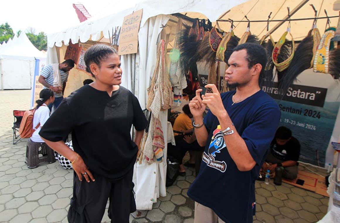 Kopi Tuli, rias wajah, dan aksesori Bob Marley, di antara keunikan Festival Danau Sentani 3 kopi