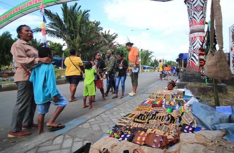 Mama-mama penjual noken tak mampu sewa stan di Festival Danau Sentani 1 sentani
