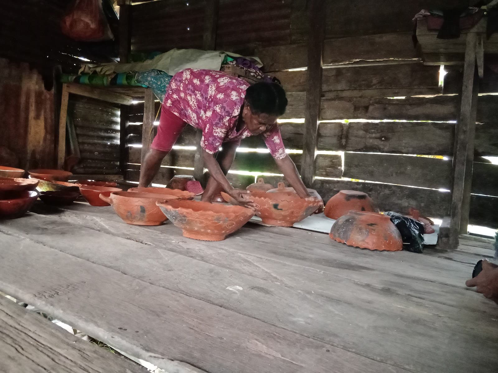 Perajin Gerabah dari kampung Abar berhasil sekolahkan anak hingga sarjana 4 penjual gerabah