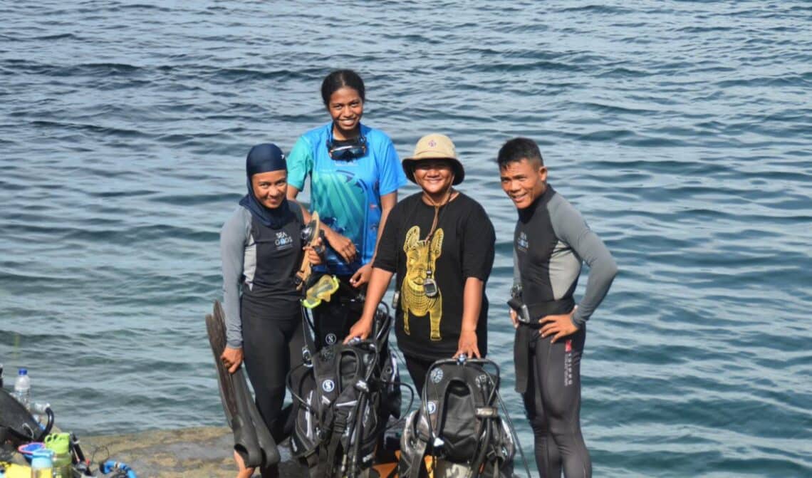Atlet dan pelatih Tim Selam PON Papua ketika hendak berlatih di Pantai Dok II, Kota Jayapura, Papua. - Dok. POSSI Papua