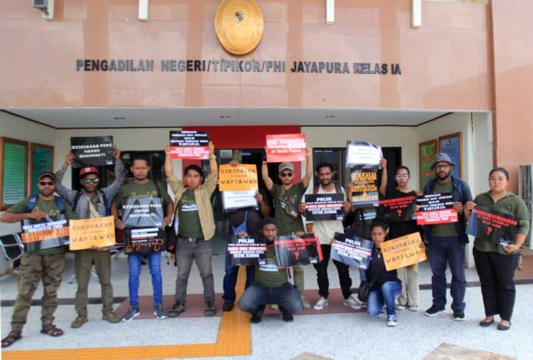 Jurnalis Papua minta penegak hukum tetap lanjutkan penyidikan kasus bom molotov di depan rumah Victor Mambor 1 Solidaritas jurnalis Papua