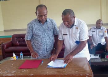 Penandatangan hasil pertemuan antara dinas terkait dan orang tua penerima beasiswa SUP.di aula Dinas Pendidikan Provinsi Papua, Kota Jayapura, Papua, Rabu (3/7/2024). - Jubi/Pes Yanengga