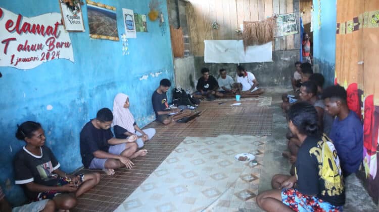 Musyawarah marga Moifilit dan Kalapain untuk menolak Perusahan Kelapa Dalam PT PKA, di Distrik Salawati Tengah, Kabupaten Raja Ampat, Minggu (7/7/2024). - Jubi/dok