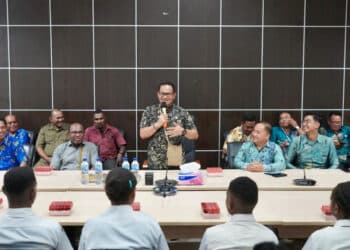 Pemkab Mappi melepas 10 anak asli ke Manado, Sulawesi Utara, untuk mengikuti pendidikan jenjang SMA. - Dok. Humas Mappi