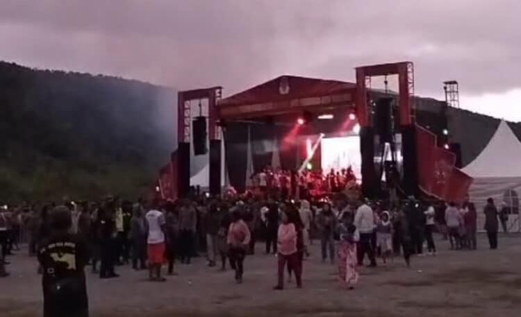 Panggung deklarasi pilkada 2024 di Anggi, Kabupaten Pegunungan Arfak, - Jubi/tangkapan layar video