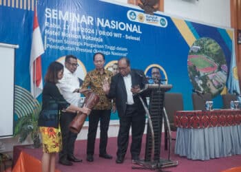 Pembantu Rektor IV Bidang Kerjasama dan Perencanaan Uncen, Dr. Basir Rohrohmana didampingi Dekan FIK dan Sekretaris KONI Papua membuka Seminar Nasional Keolahragaan di Hotel Horison Kotaraja, Kota Jayapura, Rabu (17/7/2024), dengan menabuh tifa. - Dok. FIK Uncen