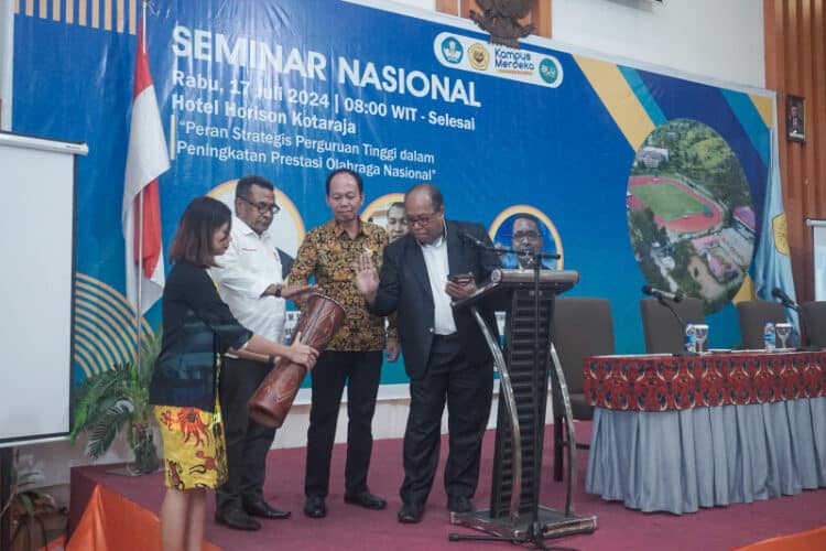 Pembantu Rektor IV Bidang Kerjasama dan Perencanaan Uncen, Dr. Basir Rohrohmana didampingi Dekan FIK dan Sekretaris KONI Papua membuka Seminar Nasional Keolahragaan di Hotel Horison Kotaraja, Kota Jayapura, Rabu (17/7/2024), dengan menabuh tifa. - Dok. FIK Uncen