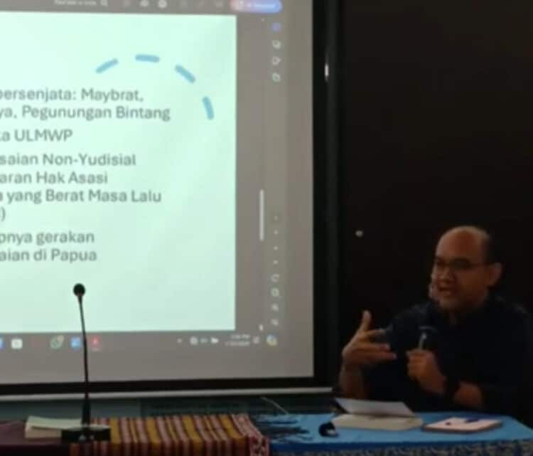 Dosen Antropologi Sekolah Tinggi Filsafat atau STF Driyarkara Jakarta Dr. Budi Hernawan memaparkan materi saat diskusi buku "Papua: Antara Berkat dan Kutuk” di kanal Youtube pada Selasa (16/7/2024). - Tangkapan layar youtube