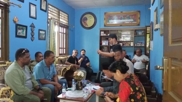 Sejumlah advokat sebut kasus Warinussy termasuk pembunuhan berencana 1 Suasana diskusi di kediaman korban dalam rangka pembentukan Tim pencari fakta. - Jubi/Adlu Raharusun