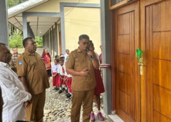 Asisten 2 Sekda Kabupaten Yahukimo, Bongga Sumule, SKM.M.Kes. didampingi oleh Sekretaris Dinas Pendidikan Kabupaten Yahukimo, Dr. Deleng Magayang, M.Pd saat membuka pita gedung sekolah Yayasan Elisa Papua. - IST.