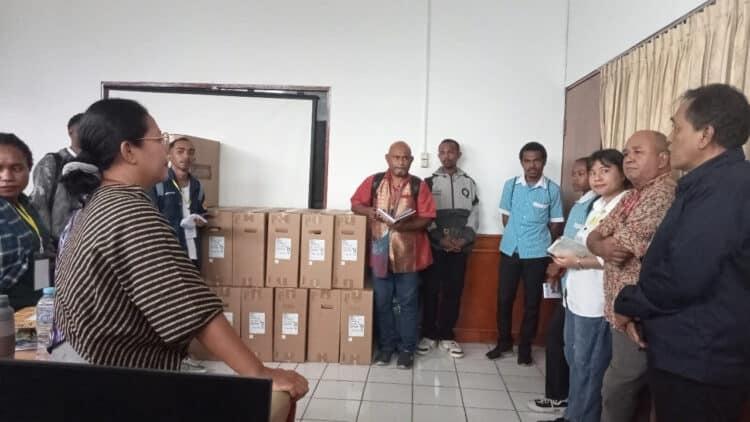 Suasana kunjungan mahasiswa magang di PT Media Jubi ke Dinas Perpustakaan dan Arsip Daerah Provinsi Papua pada Rabu (24/07/2024).- Jubi/Aida Ulim
