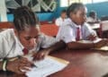 SMPN 1 Sentani diserbu peminat, orang tua siswa terpaksa antre dari pukul 3 pagi 7 Siswa