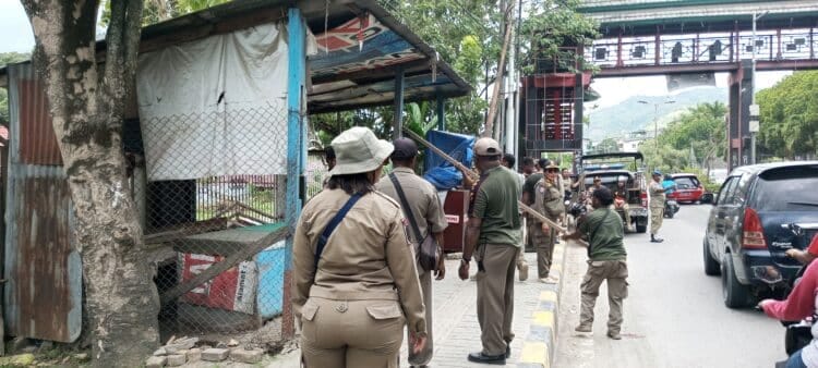 Satpol PP Kota Jayapura tertibkan ratusan lapak PKL penjual pinang di Jalan Abepura - Sentani 1 Penertiban PKL di Kota Jayapura