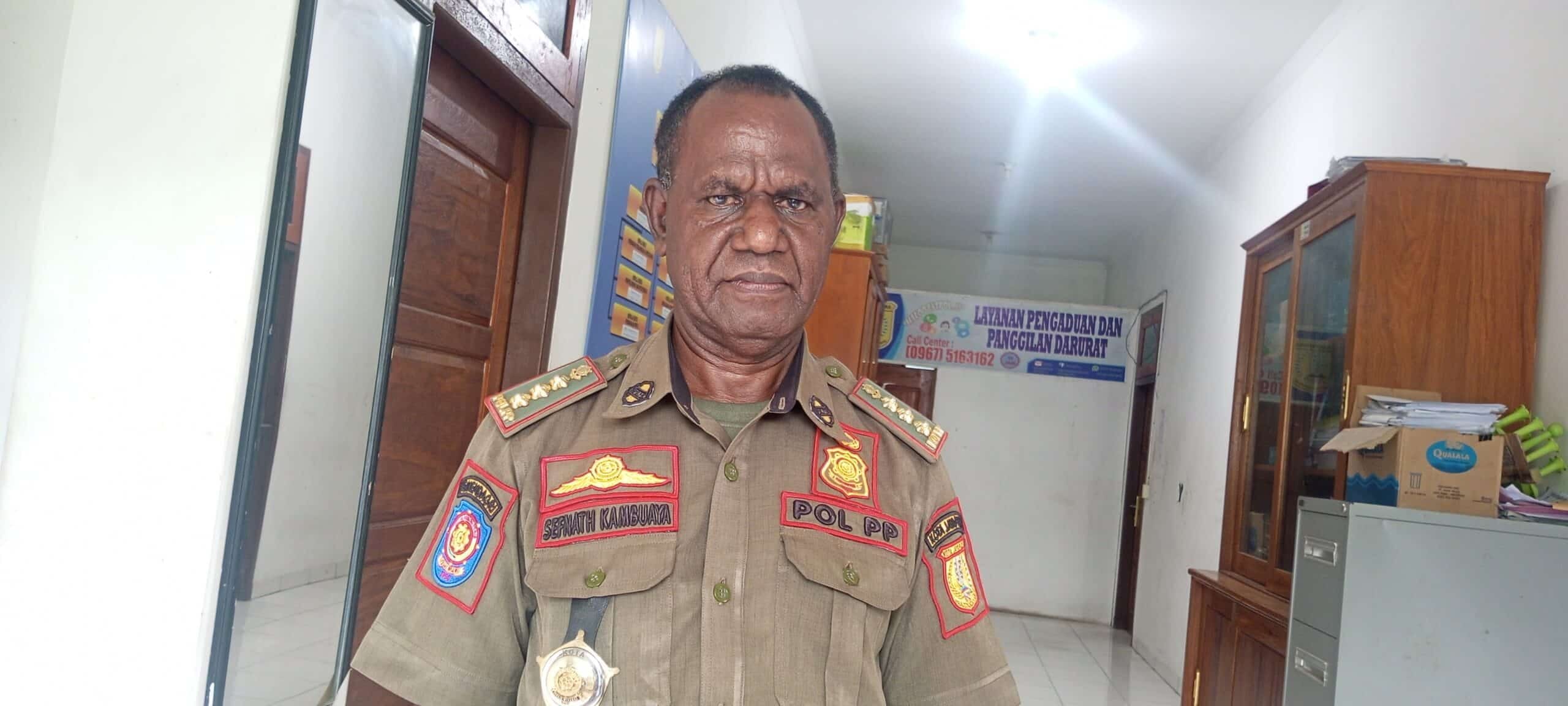 Satpol PP Kota Jayapura tertibkan ratusan lapak PKL penjual pinang di Jalan Abepura - Sentani 2 Satpol PP Kota Jayapura